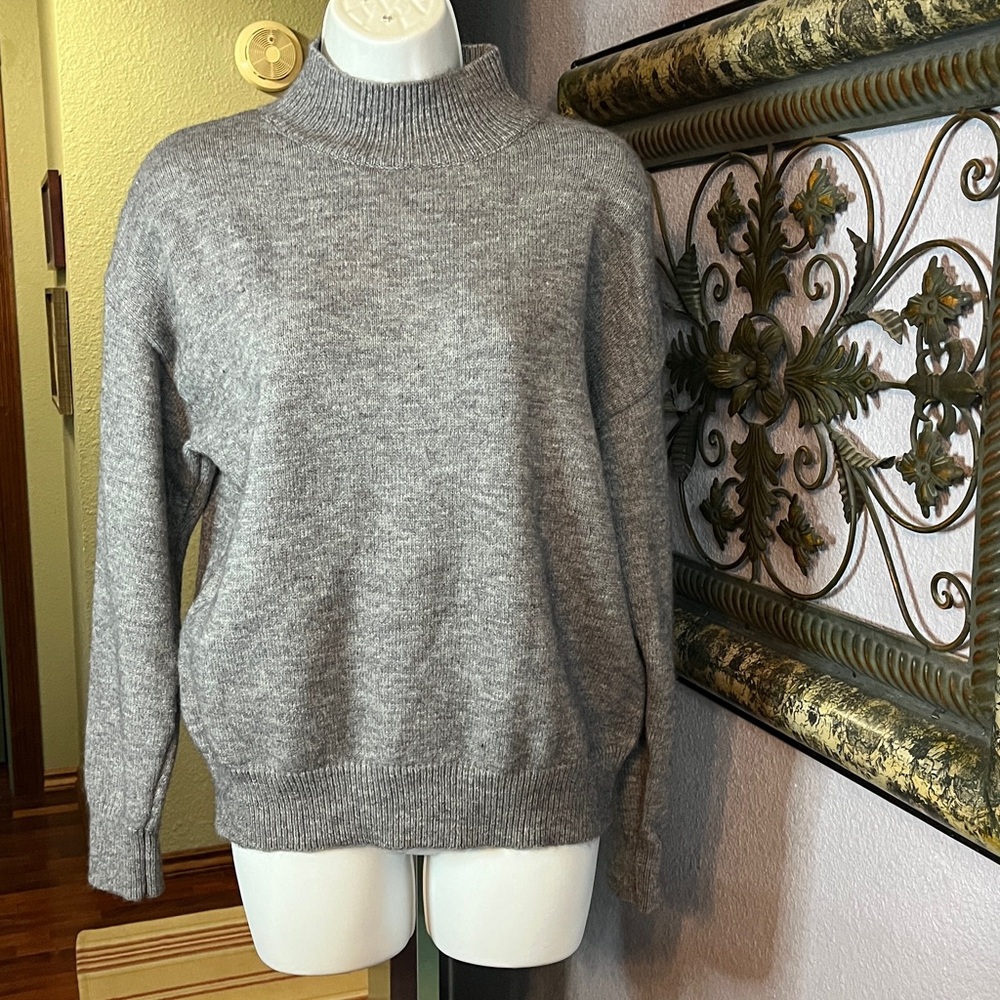 EUC Michelle Mae Grey Sweater - luxurious feel Sz S💙